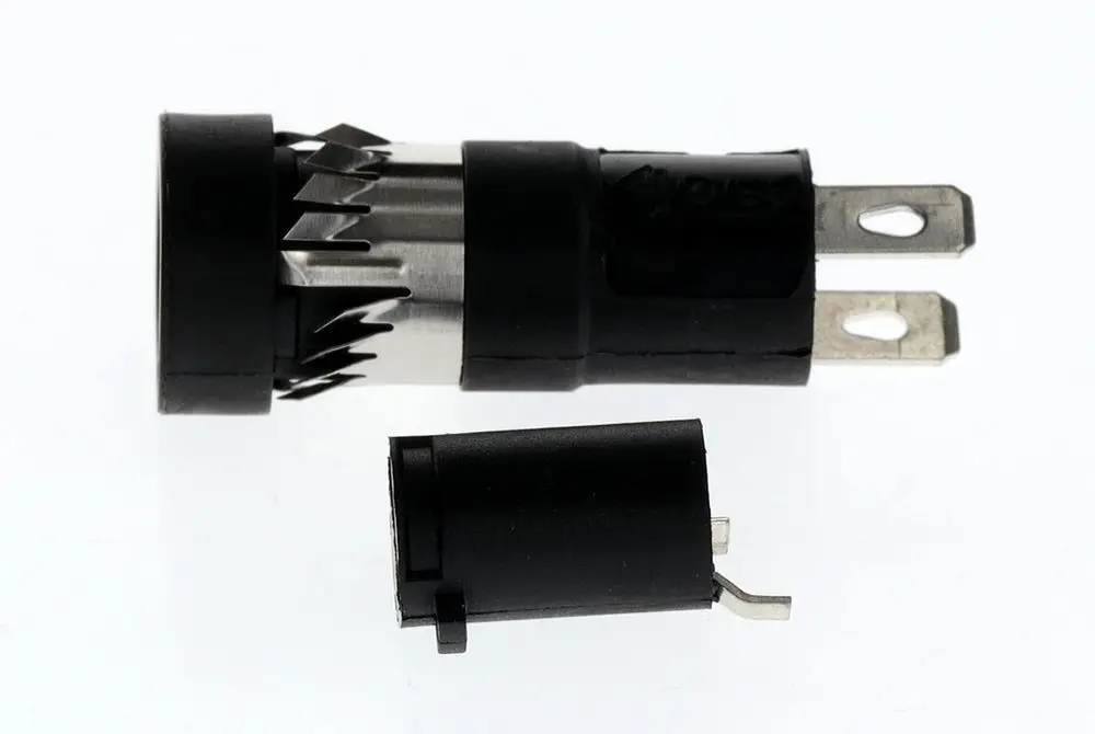 BOSCH Sicherungshalter, bestehend aus einem größeren Gehäuse mit zwei Metallstiften und einem kleineren, abnehmbaren Teil, beide aus schwarzem Kunststoff.